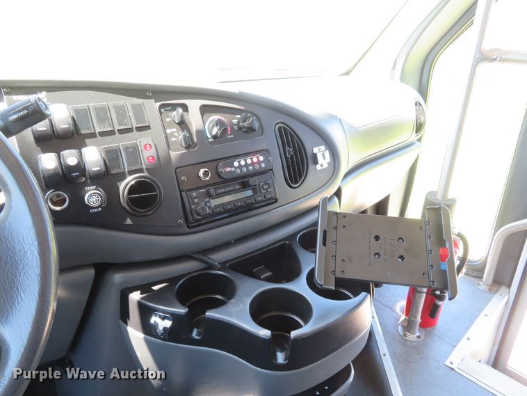 image for item DH1019 2006 Ford E350 Super Duty  shuttle bus