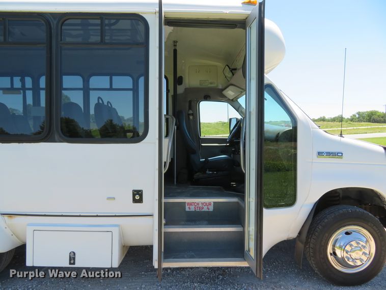 image for item DH1019 2006 Ford E350 Super Duty  shuttle bus