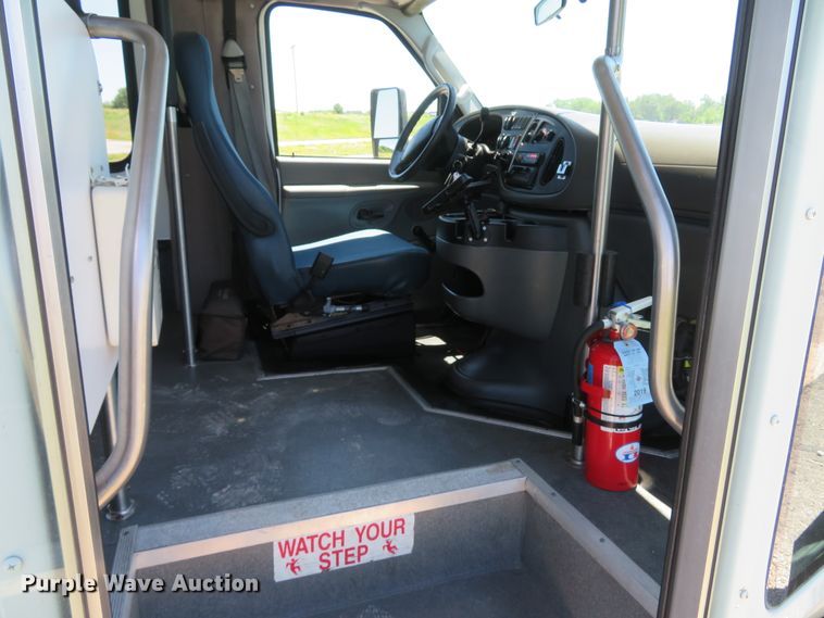 image for item DH1019 2006 Ford E350 Super Duty  shuttle bus