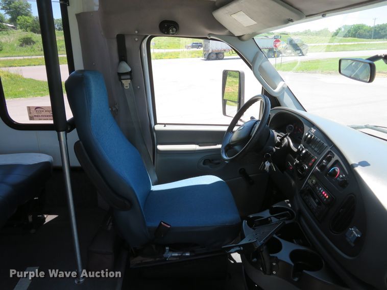 image for item DH1019 2006 Ford E350 Super Duty  shuttle bus