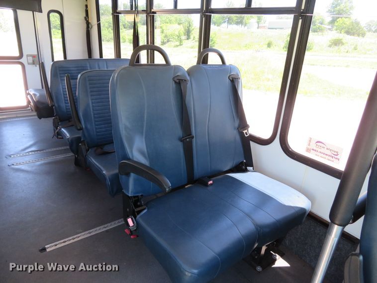 image for item DH1019 2006 Ford E350 Super Duty  shuttle bus