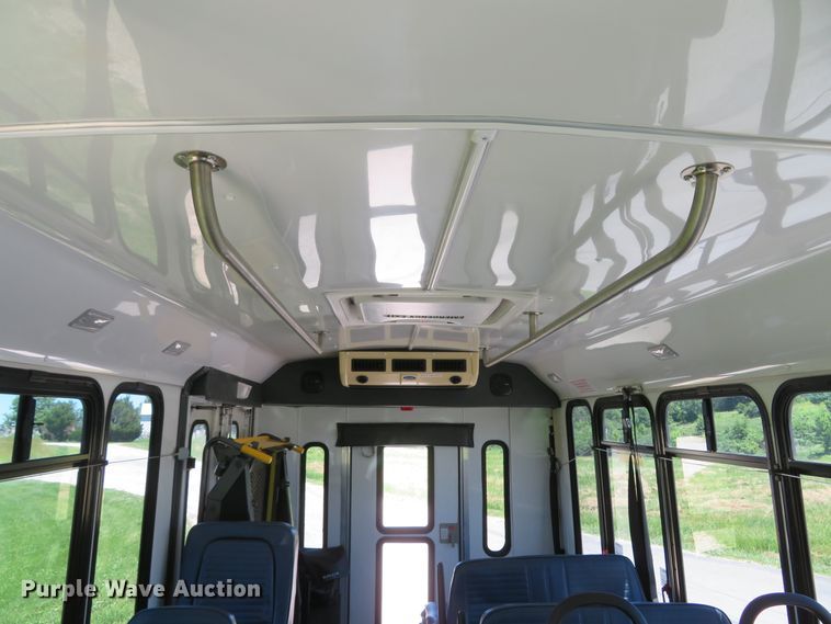 image for item DH1019 2006 Ford E350 Super Duty  shuttle bus