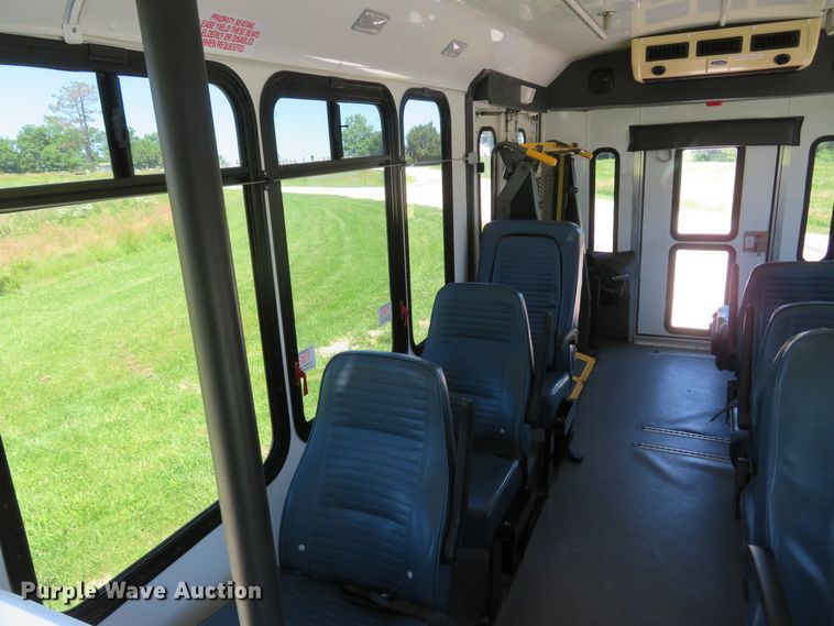 image for item DH1019 2006 Ford E350 Super Duty  shuttle bus