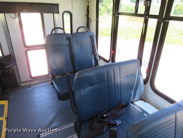 image for item DH1019 2006 Ford E350 Super Duty  shuttle bus