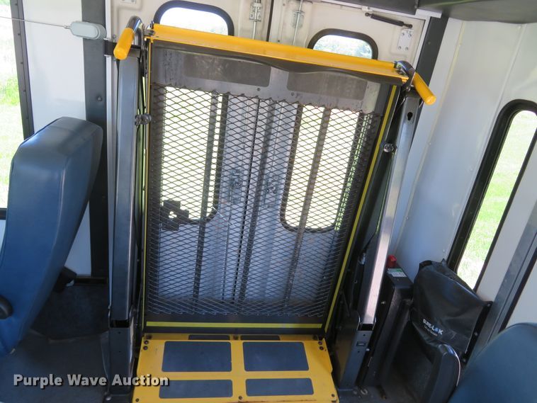 image for item DH1019 2006 Ford E350 Super Duty  shuttle bus