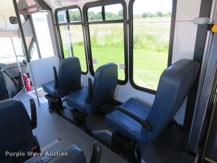 image for item DH1019 2006 Ford E350 Super Duty  shuttle bus