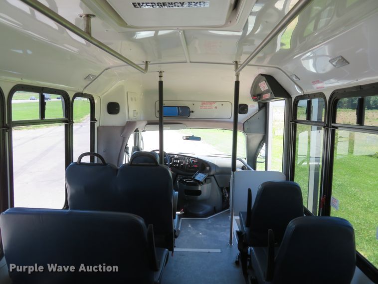 image for item DH1019 2006 Ford E350 Super Duty  shuttle bus