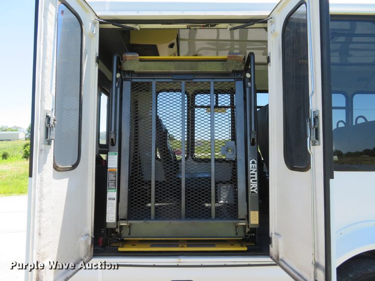 image for item DH1019 2006 Ford E350 Super Duty  shuttle bus