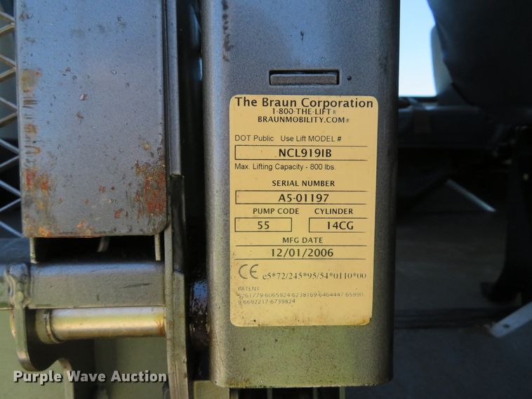 image for item DH1019 2006 Ford E350 Super Duty  shuttle bus