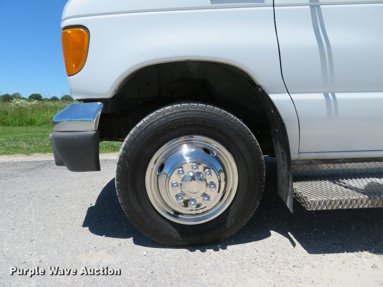 image for item DH1019 2006 Ford E350 Super Duty  shuttle bus