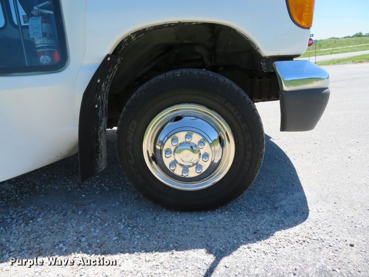 image for item DH1019 2006 Ford E350 Super Duty  shuttle bus