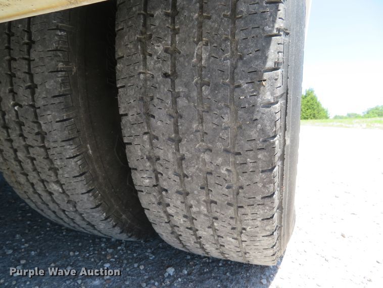 image for item DH1019 2006 Ford E350 Super Duty  shuttle bus