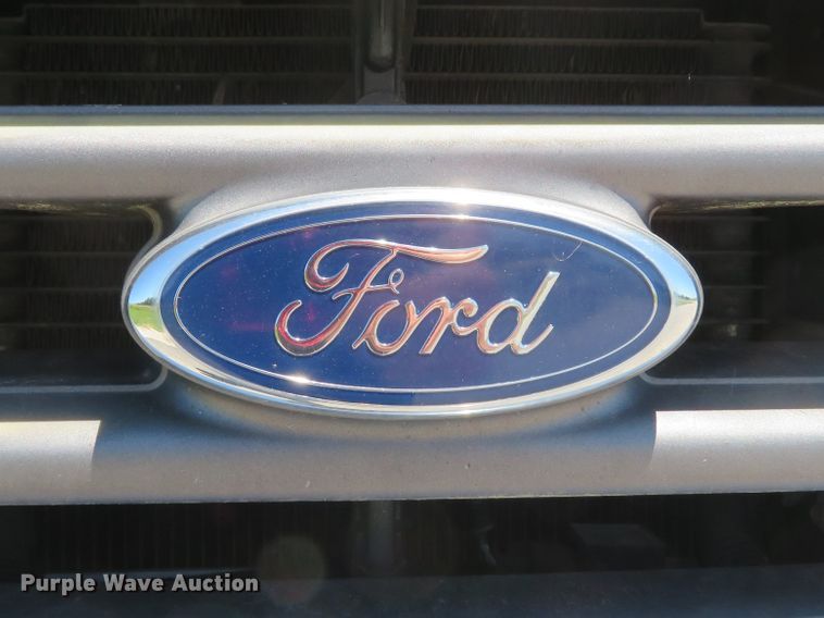 image for item DH1019 2006 Ford E350 Super Duty  shuttle bus