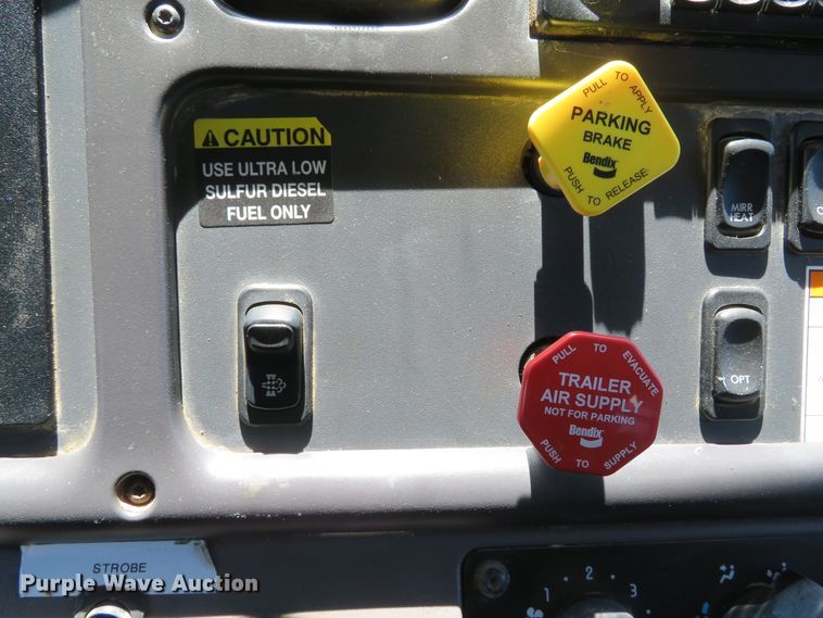 image for item DH1020 2009 Freightliner Business Class M2  service truck