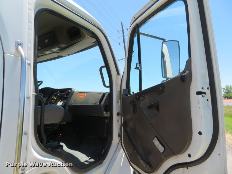 image for item DH1020 2009 Freightliner Business Class M2  service truck