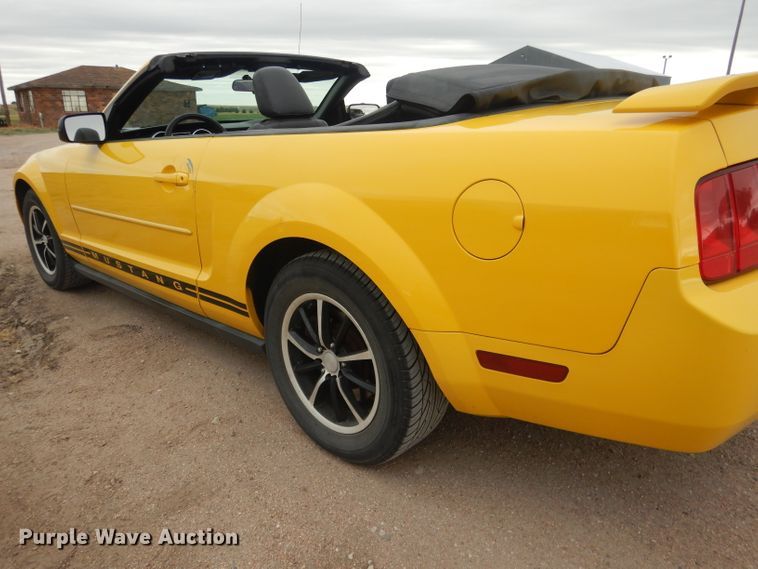 image for item FA9364 2006 Ford Mustang  convertible