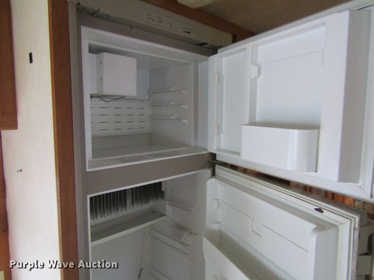 image for item FD9477 2000 Damon Escaper  rv