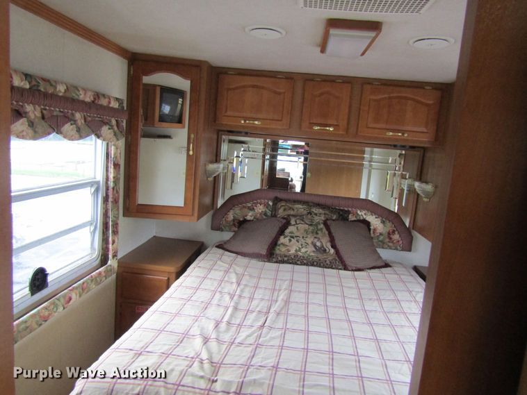 image for item FD9477 2000 Damon Escaper  rv