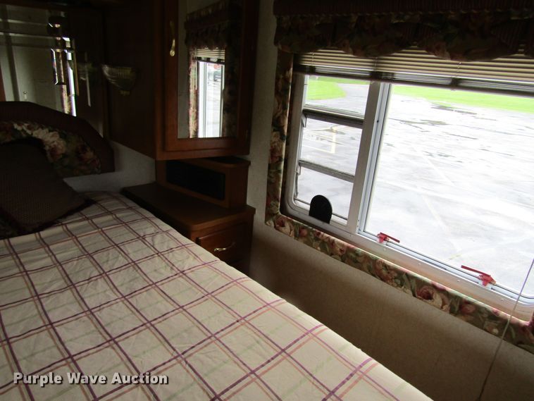 image for item FD9477 2000 Damon Escaper  rv