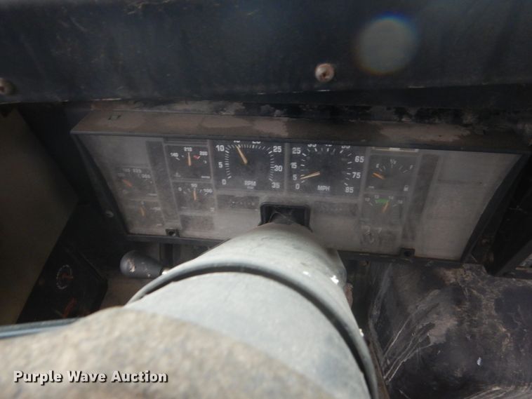 image for item FX9002 2000 International 3800  school bus