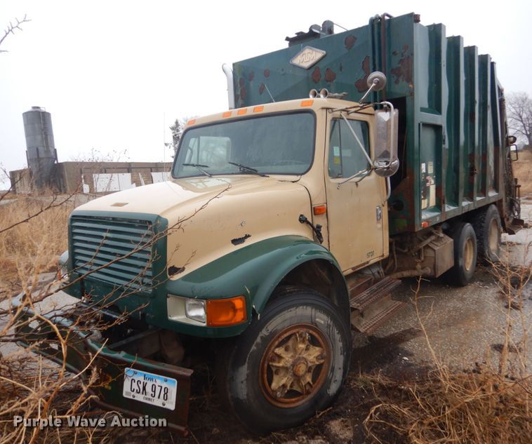 image for item FX9005 1992 International 4900  refuse truck