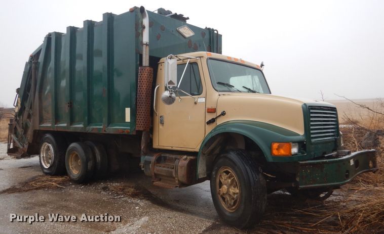 image for item FX9005 1992 International 4900  refuse truck