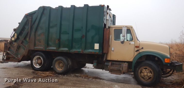 image for item FX9005 1992 International 4900  refuse truck