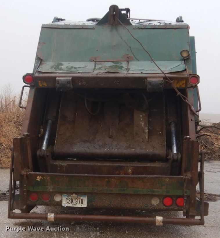image for item FX9005 1992 International 4900  refuse truck