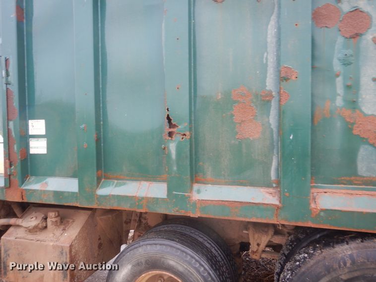 image for item FX9005 1992 International 4900  refuse truck