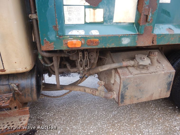 image for item FX9005 1992 International 4900  refuse truck