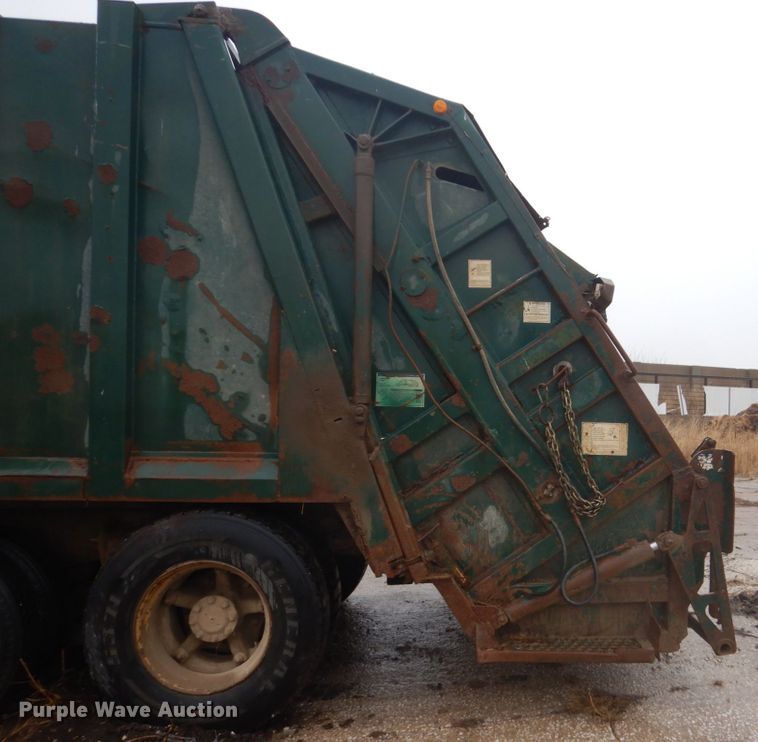 image for item FX9005 1992 International 4900  refuse truck