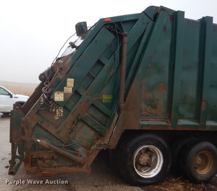 image for item FX9005 1992 International 4900  refuse truck