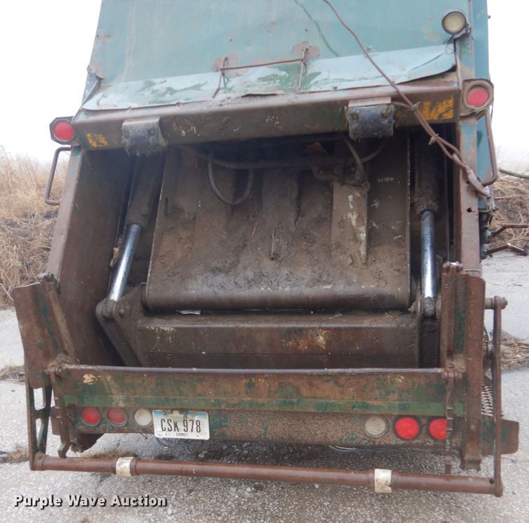 image for item FX9005 1992 International 4900  refuse truck