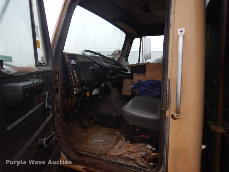 image for item FX9005 1992 International 4900  refuse truck