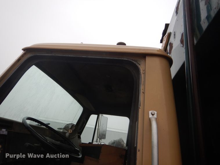 image for item FX9005 1992 International 4900  refuse truck