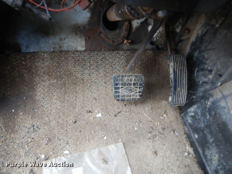 image for item FX9005 1992 International 4900  refuse truck