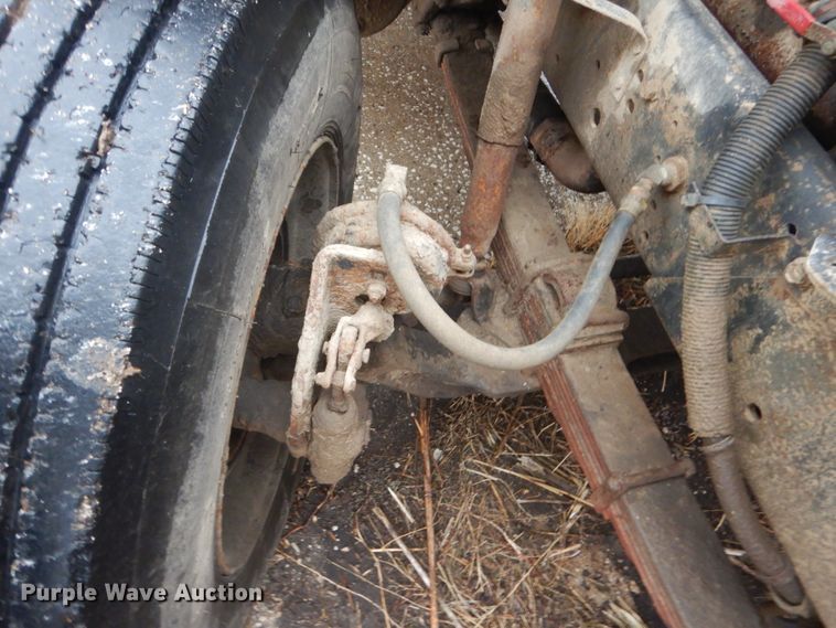 image for item FX9005 1992 International 4900  refuse truck