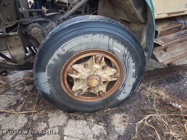 image for item FX9005 1992 International 4900  refuse truck