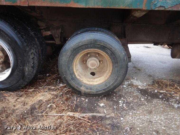 image for item FX9005 1992 International 4900  refuse truck