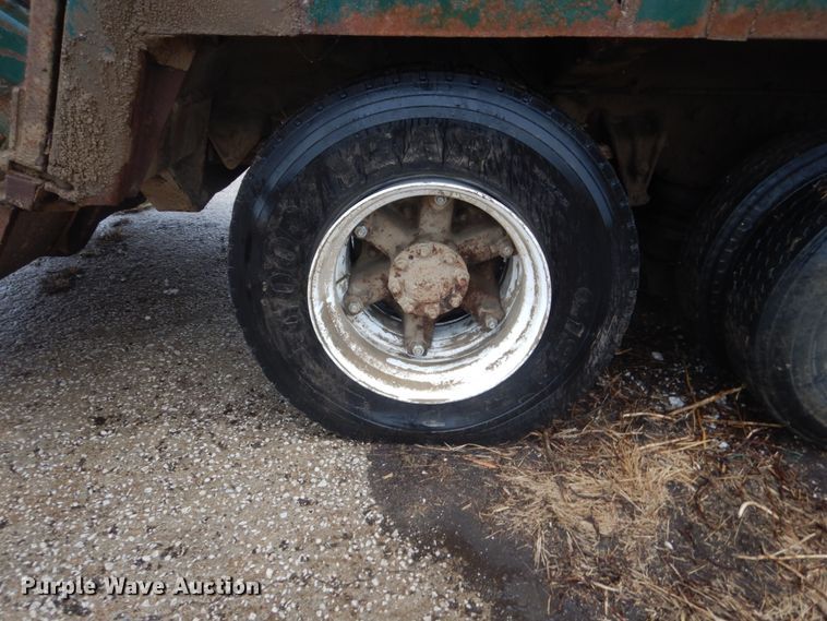 image for item FX9005 1992 International 4900  refuse truck