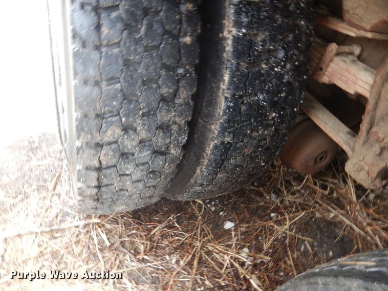 image for item FX9005 1992 International 4900  refuse truck