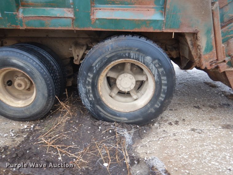 image for item FX9005 1992 International 4900  refuse truck