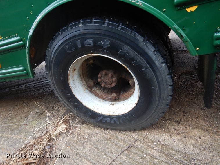 image for item FX9007 1999 International 3800  school bus