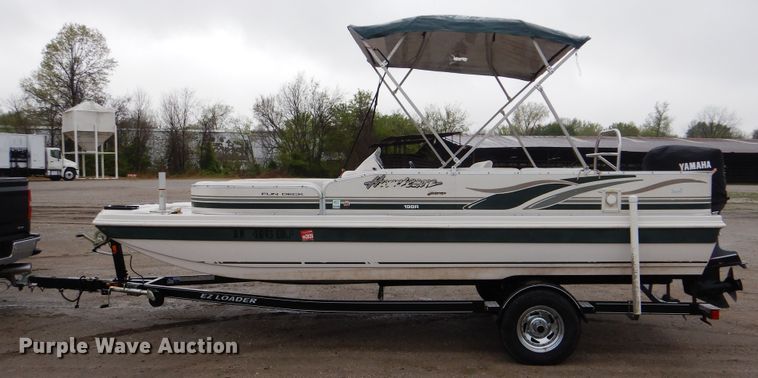 image for item GF9144 2002 Godfrey Hurricane boat