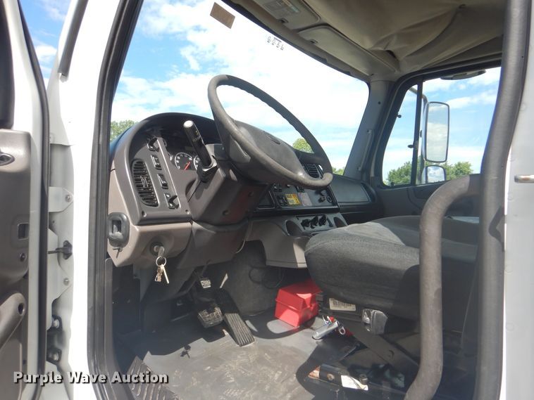 image for item GF9240 2008 Freightliner Business Class M2  flatbed truck