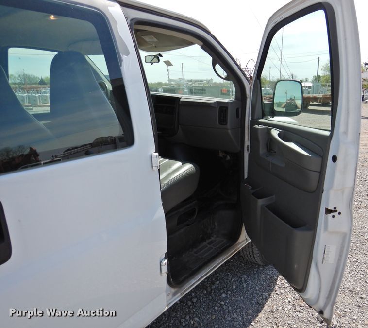 image for item GN9795 2006 Chevrolet Express 2500  van