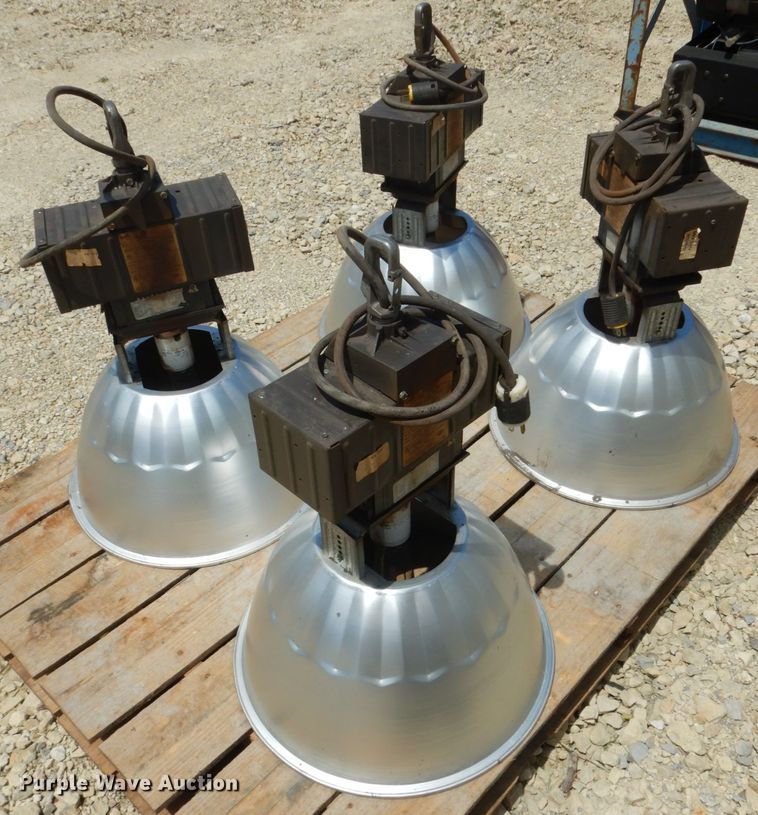 image for item GO9195 Approximately 30 gymnasium lights