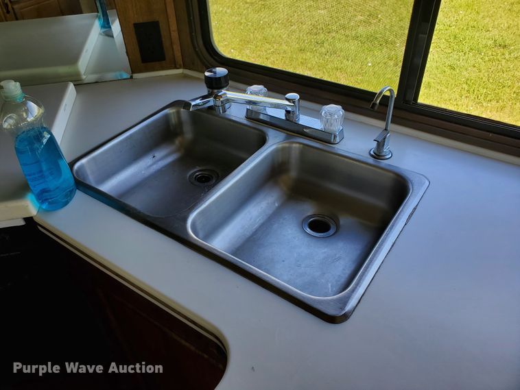 image for item GO9200 1989 Oshkosh Foretravel Grand Villa  RV