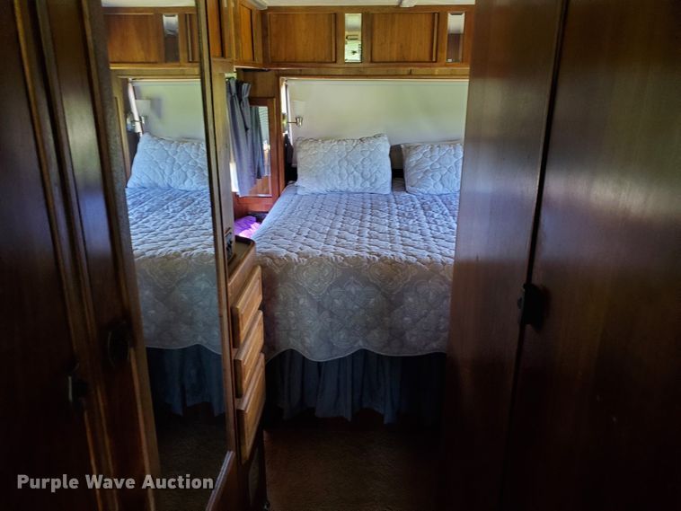 image for item GO9200 1989 Oshkosh Foretravel Grand Villa  RV