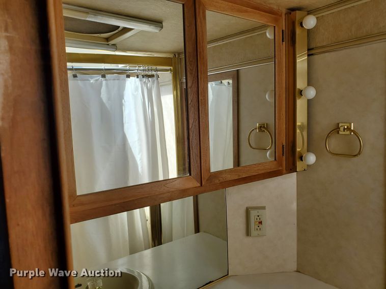 image for item GO9200 1989 Oshkosh Foretravel Grand Villa  RV